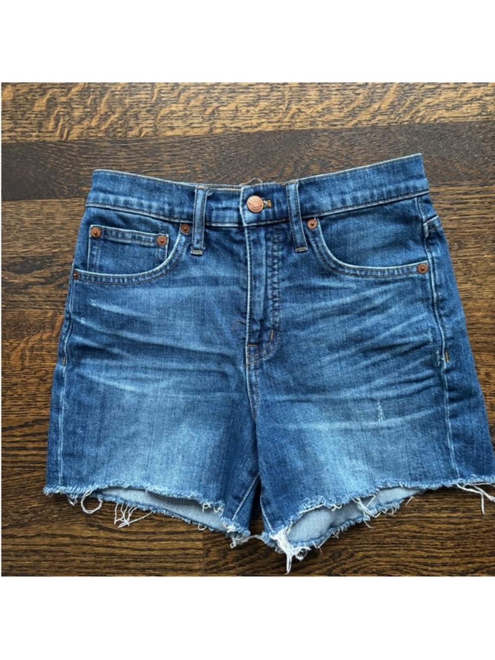 Madewell Denim High Rise Shorts in Medium Wash. Size 24.